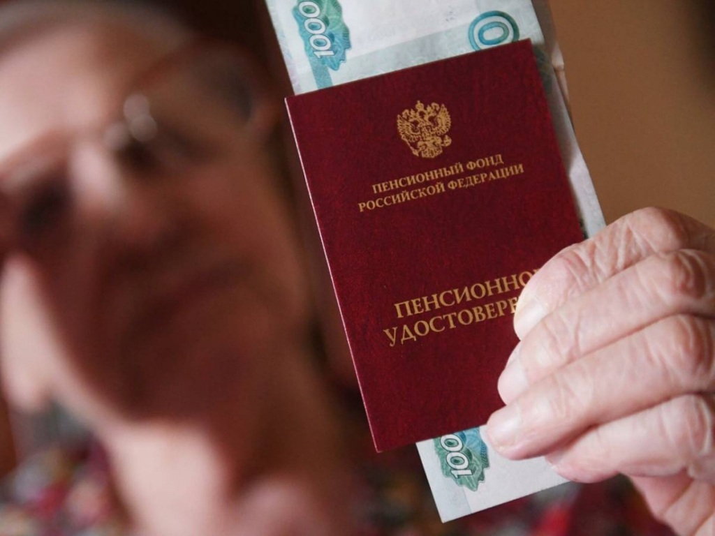 Как пенсионерам получить 10 000 рублей за прививку от коронавируса