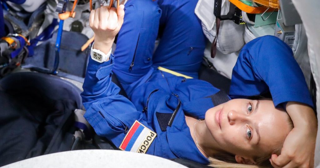 Юлия Пересильд в форме космонавта