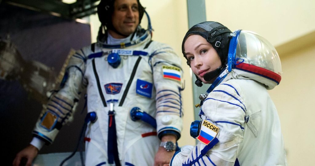 Юлия Пересильд в форме космонавта