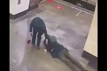 Мужчина умер в метро и его обокрали - видео