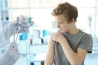 Вакцина для подростков от коронавируса в России