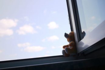 Девочка в Волгограде пыталась совершить самоубийство выпав из окна