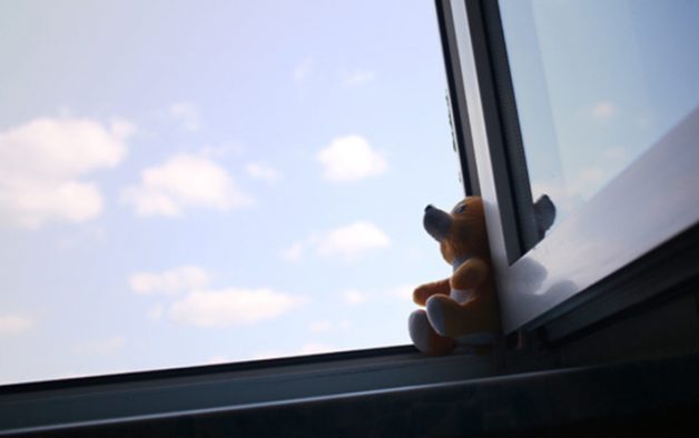 Девочка в Волгограде пыталась совершить самоубийство выпав из окна