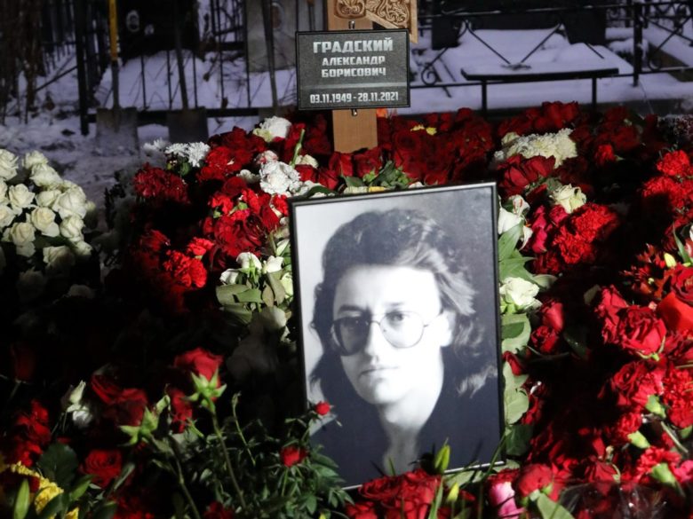 Как выглядит могила Александра Градского сразу после похорон - фото