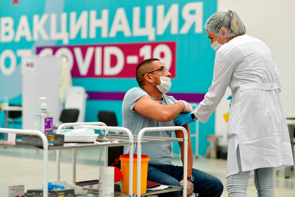 Когда пойдет на спад коронавирус в России и мире