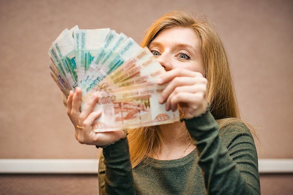 Кому повысят зарплаты в декабре 2021 в России