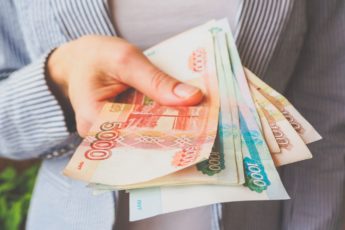 Кому выплатят 15 000 рублей в России перед Новым 2022 годом