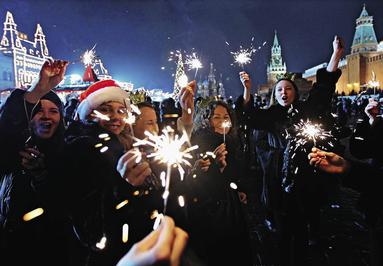 как отмечают новый год в москве