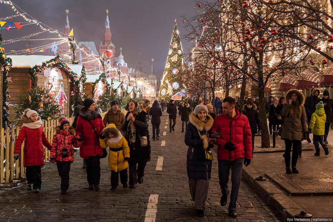 Отмечают 31 декабря. Рождество улица. Новогодняя Москва. Празднование нового года. Новогодние гуляния в Москве.