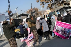 Талибы открылы огонь по протестующим женщинам