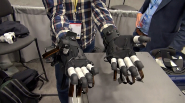 Представлены "народные" перчатки для погружения в виртуальную реальность
