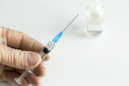 Вирусолог Виталий Зверев: иммунитет после вакцинации не может быть сильнее естественного