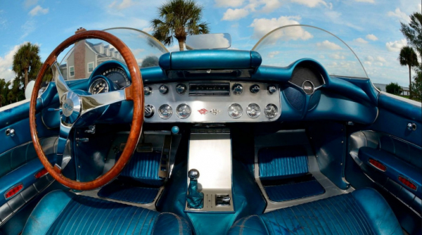 
            Уникальный Chevrolet Corvette 1956 года продадут на аукционе за $2 млн
        