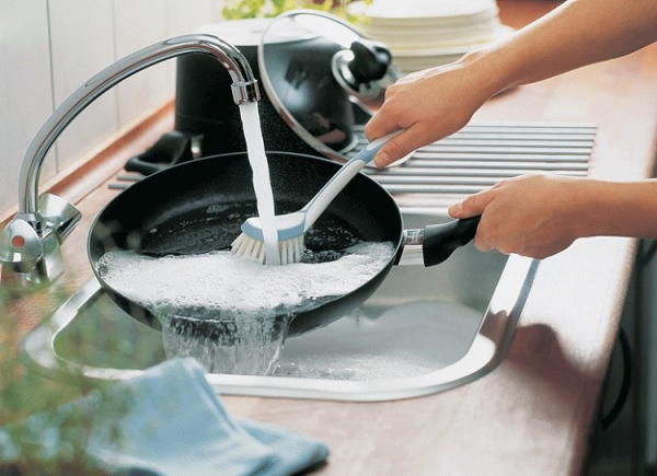 Рецепт очистки сковороды от нагара с клеем, содой и мылом помогает вернуть посуде первозданный вид
