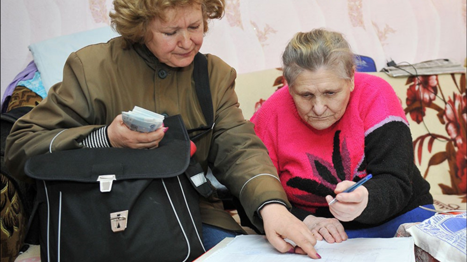 Российские пенсионеры получили. Пожилые люди. Пенсионеры в России. Российские пенсионеры. Пенсионеры пенсия.