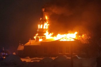 Церковь Покрова горит под Оренбургом