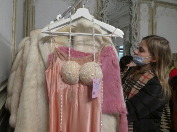 «Ношу костюмы пятидесятых годов»:  россияне перешли на дешевые винтажные вещи