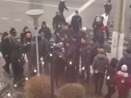 Протестующие в Алма-Ате отобрали у полицейского автомат