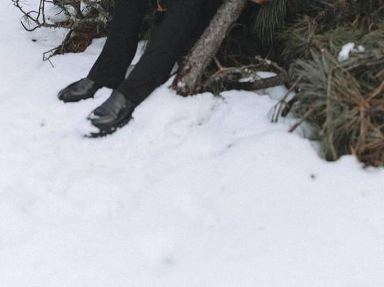 Российский полицейский вынес на спине замерзающего мужчину из леса