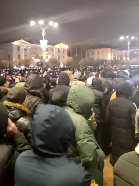 Сопротивление жителей Казахстана силовикам попало на видео
