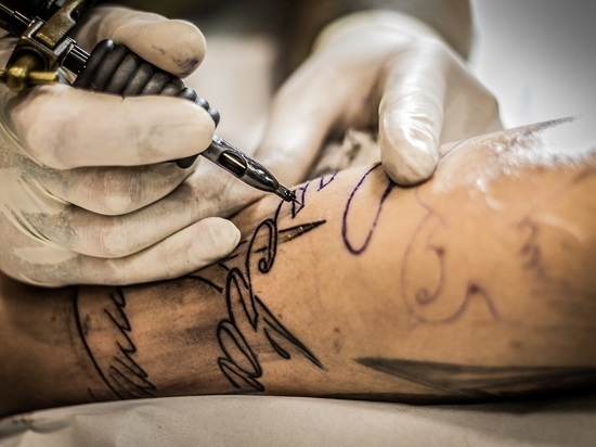В Евросоюзе с января запретят цветные татуировки
