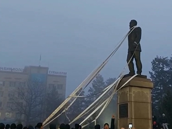 В Талдыкоргане сносят памятник Назарбаеву: жители Казахстана “провожают” лидера нации
