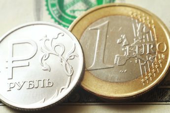 Курс рубля вырос - на сколько, причины