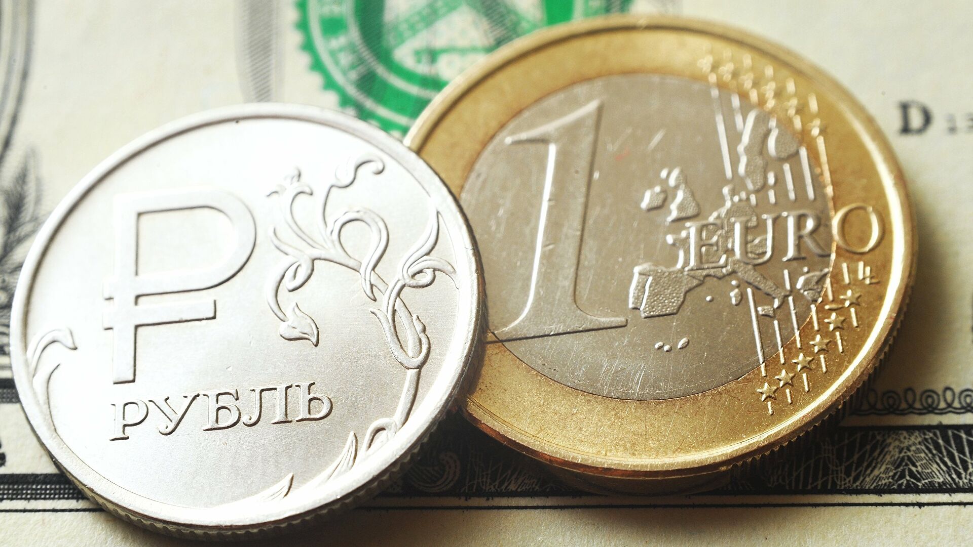 Курс рубля вырос - на сколько, причины