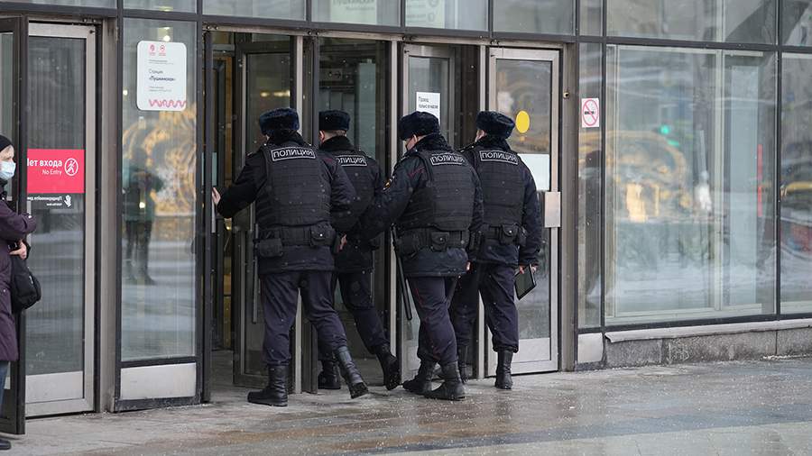 В московском метро пассажиры избили двух полицейских - когда, кто
