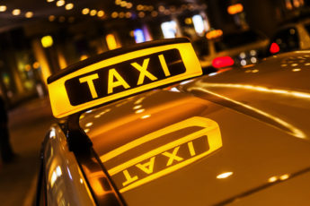 От чего зависит стоимость поездки на такси — у ФАС возникли вопросы