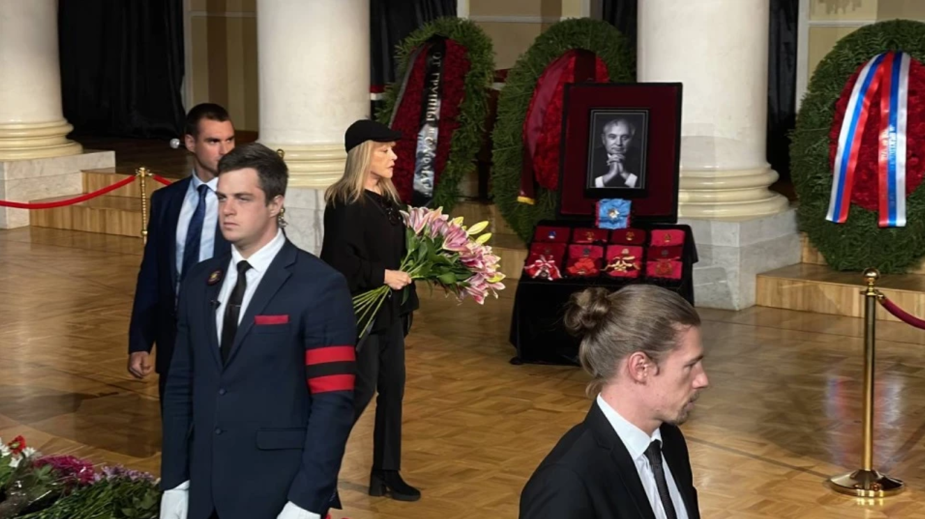 Похорони президента. Траурная церемония Москва. Медведев на похоронах.