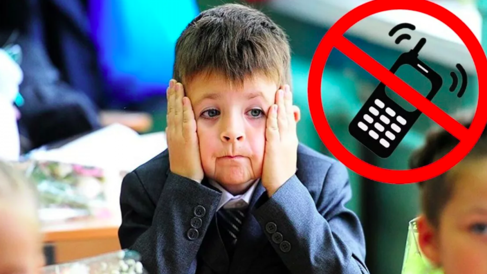 Ребенку угрожают в школе. Ученик с телефоном. Школьник с телефоном. Запрет телефонов в школе. Школьники на уроке.