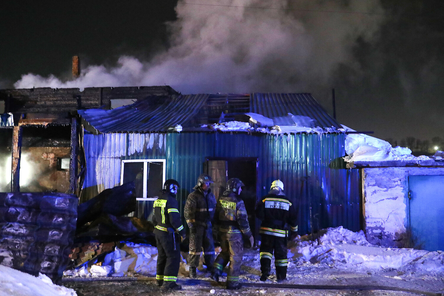 Сколько погибло кемерово. Пожар в доме престарелых в Кемерово. Пожар дома. Пожар фото. Пожар в частном доме Кемерово.