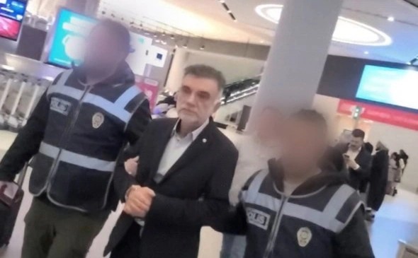 Турецкая полиция задержала в аэропорту Стамбула Мехмета Яшара Джошкуна — архитектора и подрядчика строительства разрушенного в результате землетрясения 12-этажного жилого комплекса